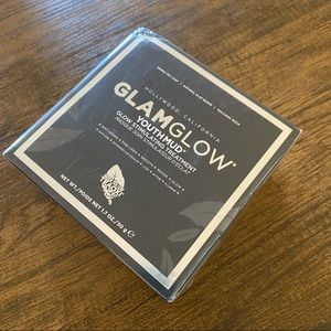 GLAMGLOW YOUTHMUD Glow Stimulating &
Exfoliating Treatment